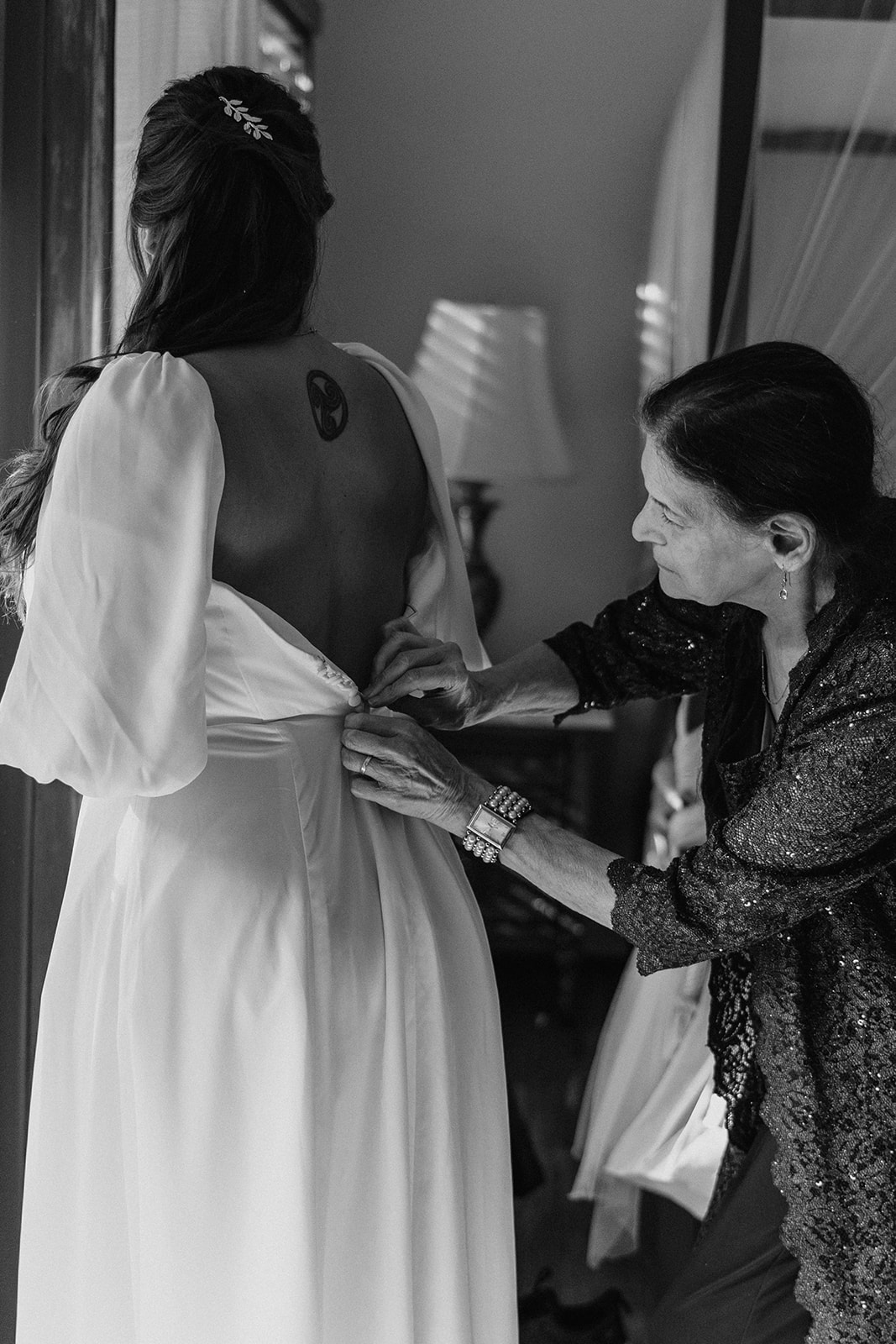 bride adds finishing touches as her family looks on before her stunning Echo lake elopement