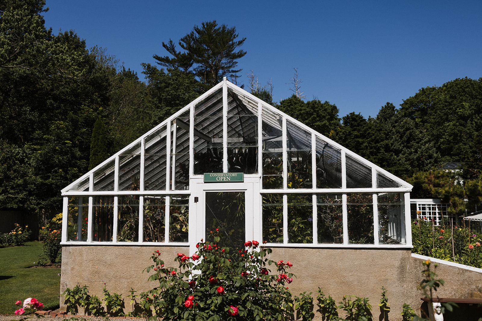 Fuller Gardens venue sits beautifully in the New Hampshire countryside